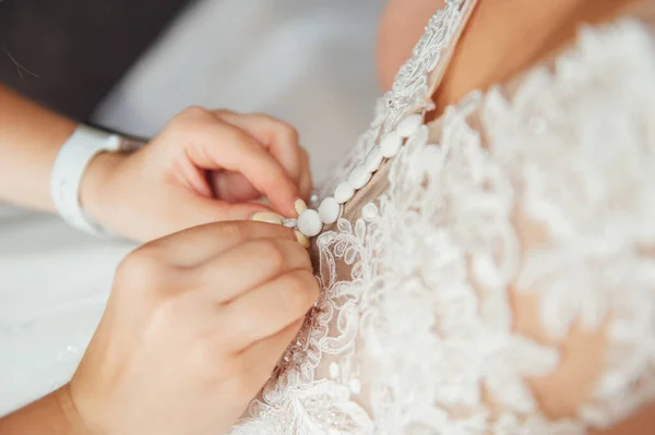 Dama de honor preparando novia para el día de la boda . — Foto de Stock