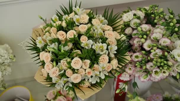 Viele Sträuße Blumen zum Feiern. Hochzeitstag — Stockvideo