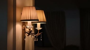 Otel odasının duvarında güzel bir lamba