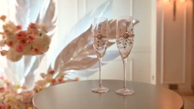 Şampanyalı şarap kadehleri. Düğün tarzı.