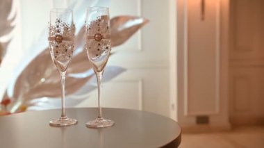 Şampanyalı şarap kadehleri. Düğün tarzı.