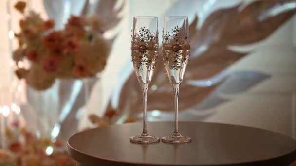 Decorated wineglasses of champagne wedding style — ストック動画