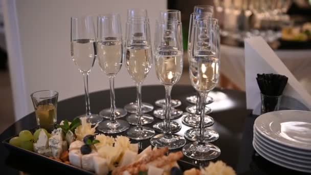 Copas con champán y frutas en la mesa buffet en un restaurante o en el vestíbulo del hotel — Vídeos de Stock
