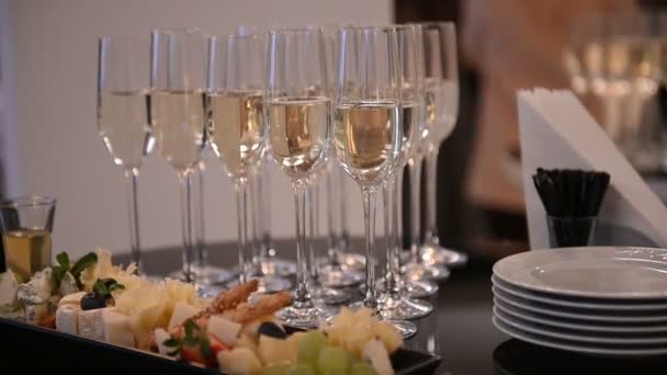 在餐馆或酒店大堂的自助餐桌上放有香槟和水果的杯子 — 图库视频影像