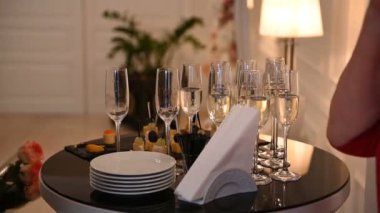 Şampanya ve meyveli bardaklar bir restoranda ya da otel lobisinde açık büfe masasında