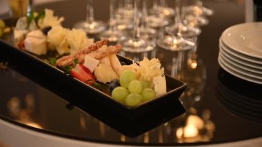 Şampanya ve meyveli bardaklar bir restoranda ya da otel lobisinde açık büfe masasında