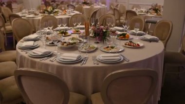 Çatal bıçakla süslenmiş ziyafet masası. Şölen salonunda düğün dekorasyonu..