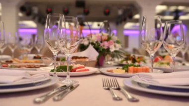 Çatal bıçakla süslenmiş ziyafet masası. Şölen salonunda düğün dekorasyonu..