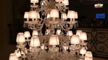 Çok pahalı bir avize şık bir restoran ya da konser salonunda. Lüks hayat kavramı.