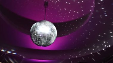 Disko Balosu, aşağıdan manzara, disko topu ışınları, sahne ışığı, ayna topu