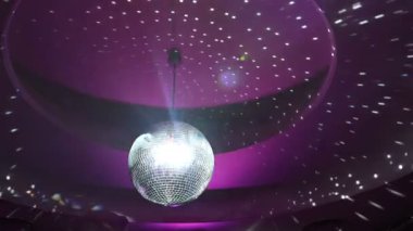 Disko Balosu, aşağıdan manzara, disko topu ışınları, sahne ışığı, ayna topu