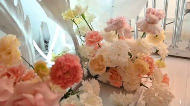 Düğün gecesi seremonisinden önce aydınlatılmış düğün çiçeği kemeri.