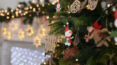 Parlak Noel oyuncakları ve parlak ışıklarla süslenmiş Noel ağacı. Yeni yıl havası.
