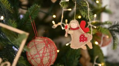Parlak Noel oyuncakları ve parlak ışıklarla süslenmiş Noel ağacı. Yeni yıl havası.