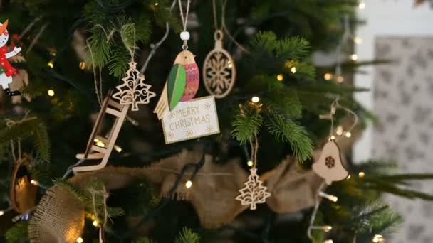Kerstboom versierd met sprankelende kerstboom speelgoed en stralende lichten. Nieuwjaarsstemming. — Stockvideo