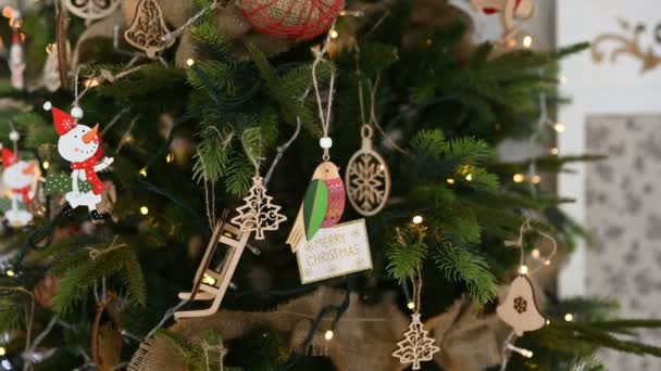 크리스마스 트리에는 반짝이는 크리스마스 트리 장난감 과밝은 빛으로 장식되어 있다. 새해 기분. — 비디오