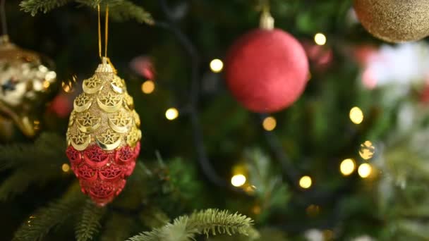 Árbol de Navidad decorado con brillantes juguetes de árbol de Navidad y luces brillantes. El humor de Año Nuevo . — Vídeos de Stock