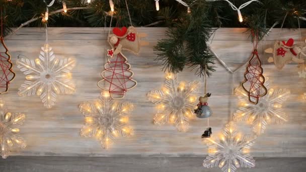 Weihnachtsbaum geschmückt mit glitzerndem Weihnachtsbaumspielzeug und leuchtenden Lichtern. Neujahrsstimmung. — Stockvideo