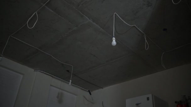 Soffitto in cemento dell'appartamento. Riparazione e installazione di illuminazione. Buonasera. — Video Stock