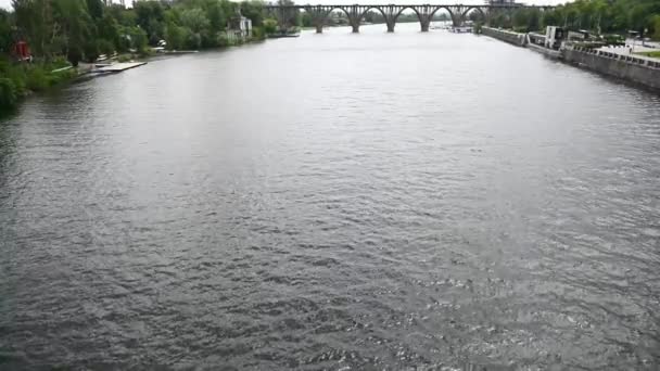 Río, fluye en la ciudad de Dnieper, Ucrania. Un puente de arco ferroviario es visible en el fondo . — Vídeo de stock