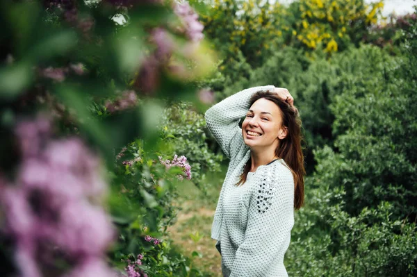 Foto de moda ao ar livre de bela jovem rodeada de flores. Flor de primavera — Fotografia de Stock