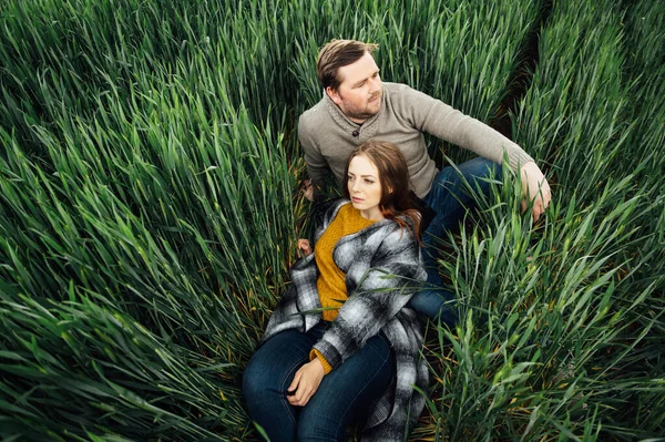 Beautiful hugging couple in love in an early wheat field — Stock fotografie