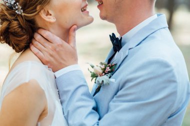 sarılma ve ormanda ayakta yeni evliler