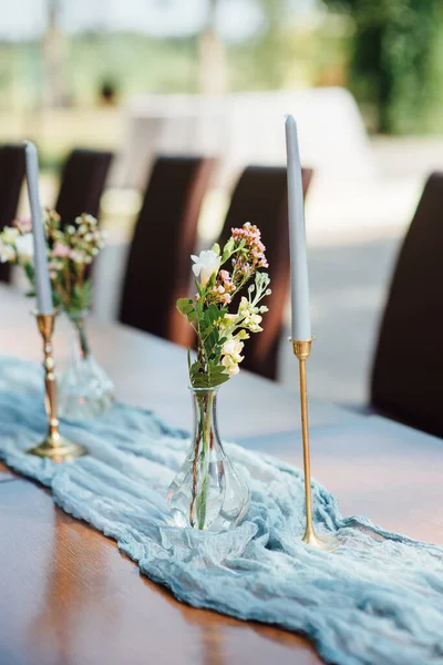 Sada stolů pro svatbu nebo jinou catering událost — Stock fotografie