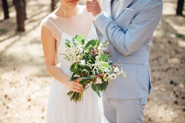 Nowożeńcy, przytulanie i stojący w lesie — Zdjęcie stockowe