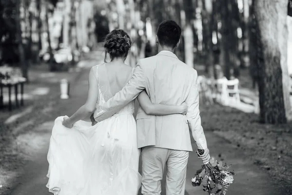 Liefhebbers wordt uitgevoerd met hold handen op stadspark — Stockfoto