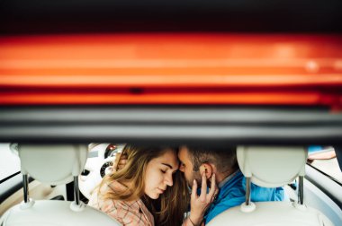 Sıcak bezler açık giyinmiş aşk Çekici genç şık çift