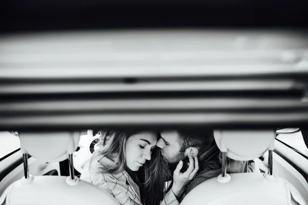 Attraktives junges verliebtes Paar in warmen Tüchern im Freien — Stockfoto