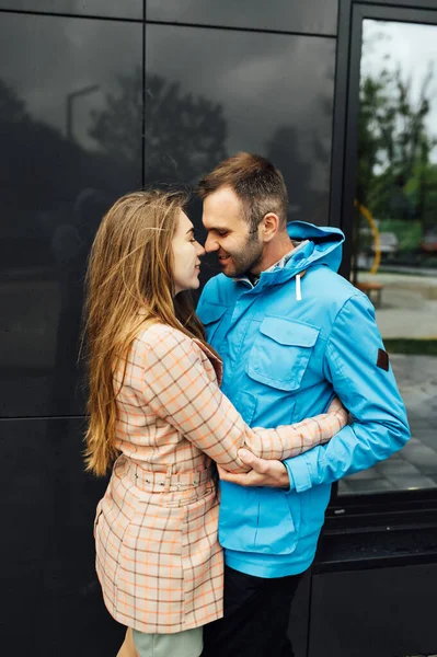 Beautiful happy couple of lovers have fun in the city — Stockfoto