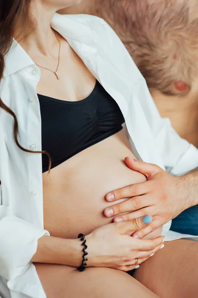 Marido atencioso abraça sua esposa grávida. Casal esperando bebê — Fotografia de Stock