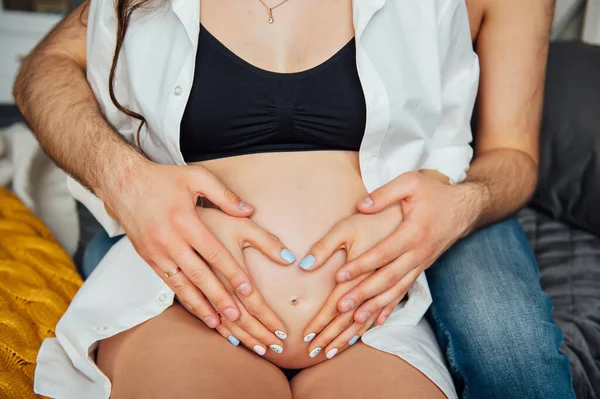 Marido atencioso abraça sua esposa grávida. Casal esperando bebê — Fotografia de Stock