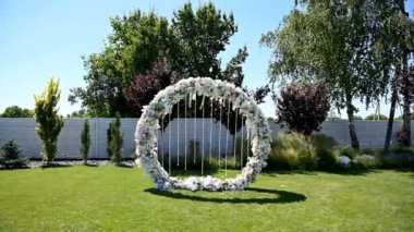 Düğün töreni için yuvarlak çiçek kemeri.