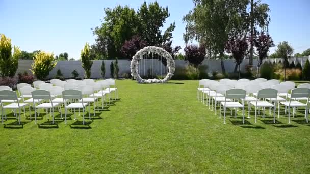 Variedad de sillas plegables blancas en el área de recepción del matrimonio en la ceremonia de boda . — Vídeos de Stock