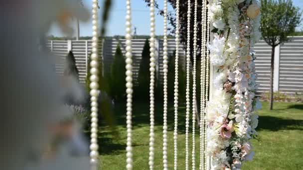 Ronde bloemboog voor een huwelijksceremonie — Stockvideo