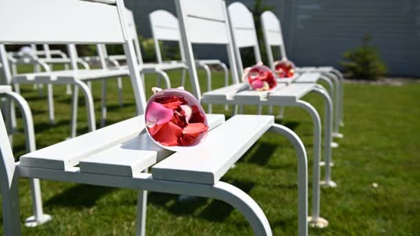 Cassetto in legno con buste piene di petali rossi. Decorazione perfetta per la cerimonia di nozze ricca — Video Stock