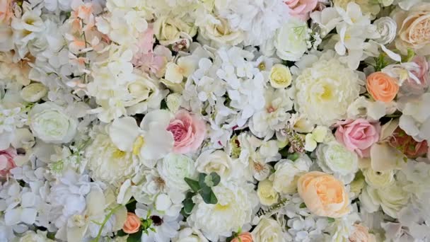 Decoratieve muur gemaakt van heldere bloemen van verschillende soorten — Stockvideo