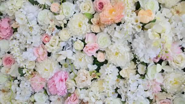 Decoratieve muur gemaakt van heldere bloemen van verschillende soorten — Stockvideo