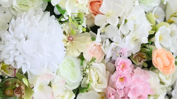Decoratieve muur gemaakt van heldere bloemen van verschillende soorten — Stockvideo