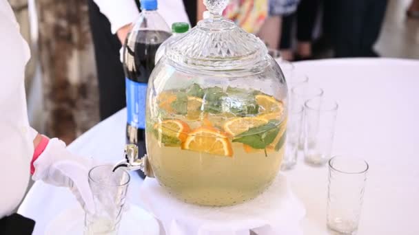 Бармен наливает охлажденный алкогольный коктейль в стакан из большой миски — стоковое видео