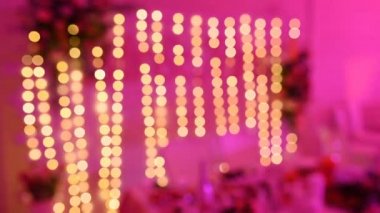 Kalabalığın önünde dans eden Bulanık Arkaplan Parti Şovu