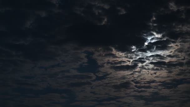 Čas ubíhající mraky pohybující se na noční obloze. Tlusté mraky pokrývají měsíc — Stock video