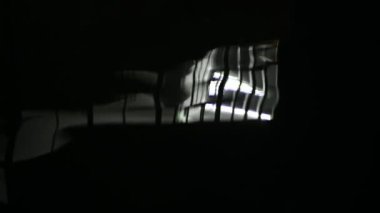 Havuzdaki suda akşam ışıklarının yansıması.