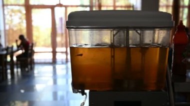 Kompostayı bardaklara doldurmak için karıştırma makinesi