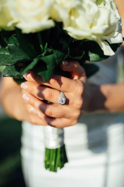 Наречена тримає білий весільний букет з троянд і любові квітка — стокове фото