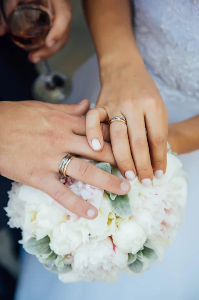 결혼반지를 끼고 있는 신혼 부부들의 손 - 결혼식에서 신랑 신부 - — 스톡 사진