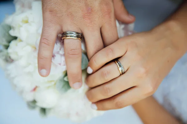 Nikah yüzüklü yeni evlilerin elleri. Düğün töreninde gelin ve damat. — Stok fotoğraf